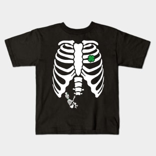 Skeleton Clover Heart Rib Cage X-Ray St Patricks Day Pregnancy Kids T-Shirt